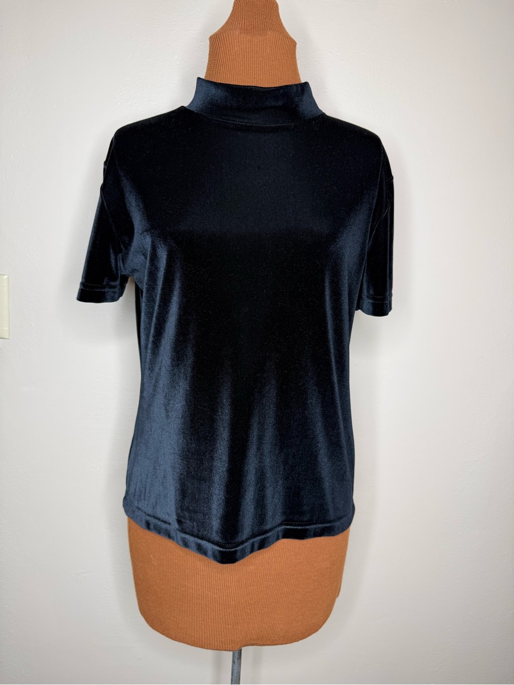 Casual Corner Black Velvet Mock-Neck Short Sleeve Top Size Medium